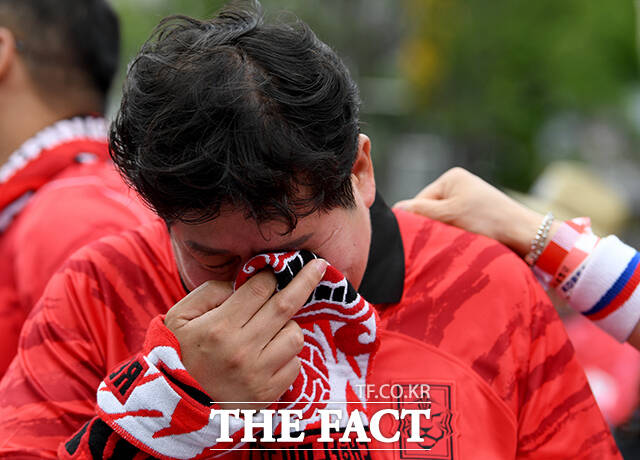 대한민국과 남아프리카 공화국의 2026 국제축구연맹(FIFA) 북중미월드컵 조별리그 A조 3차전 열린 25일 오전 서울 종로구 광화문광장의 한 붉은악마 응원단이 충격패에 눈물을 흘리고 있다. /박상민 기자