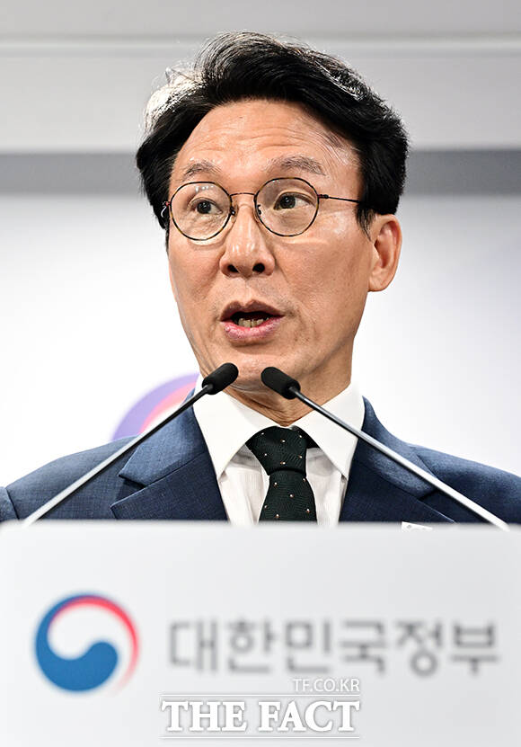 김민석 국무총리가 25일 오후 서울 종로구 정부서울청사에서 검찰 개혁과 관련한 현안을 브리핑 하고 있다. /임영무 기자