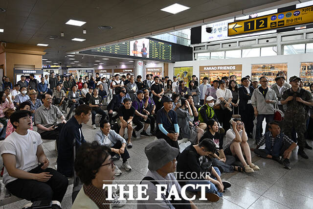 2026 북중미 월드컵 한국 대 남아프리카공화국 경기가 열린 25일 오전 서울 용산구 서울역 대합실의 시민들이 실점 장면에 탄식하고 있다. /송호영 기자