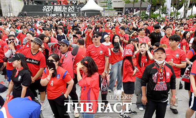 대한민국과 남아프리카 공화국의 2026 국제축구연맹(FIFA) 북중미월드컵 조별리그 A조 3차전 열린 25일 오전 서울 종로구 광화문광장의 시민들이 실점에 아쉬운 표정을 짓고 있다. /박상민 기자