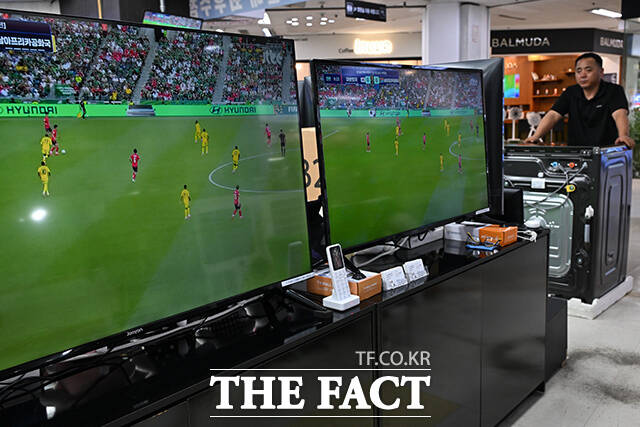 대한민국과 남아프리카 공화국의 2026 국제축구연맹(FIFA) 북중미월드컵 조별리그 A조 3차전이 열린 25일 오전 서울 용산구 용산전자랜드 가전제품매장에 진열된 TV에서 중계 화면이 송출되고 있다. /김성렬 기자