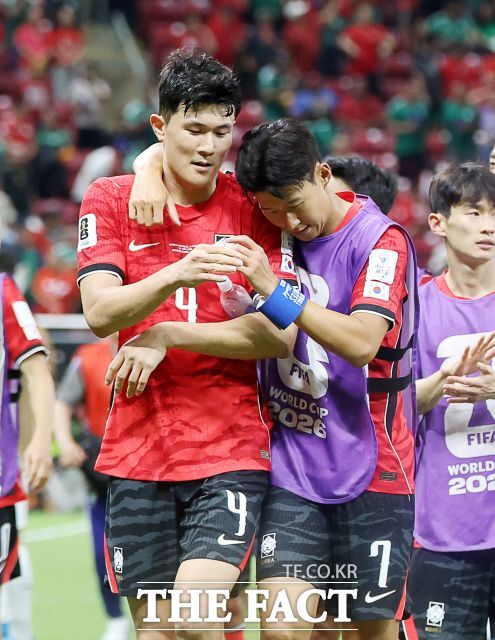 한국의 캡틴 손흥민이 25일 남아공과 2026 북중미 월드컵 조별리그 A조 최종전 스타팅에서 제외됐다. 사진은 체코와 1차전에서 임시주장을 맡았던 김민재가 경기가 끝난 뒤 주장 완장을 손흥민에게 건넨 뒤 서로를 격려하는 장면./과달라하라(멕시코)=뉴시스