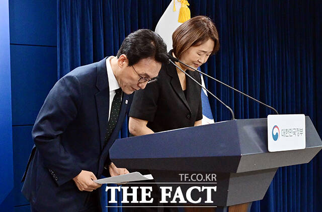 김민석 국무총리가 25일 오후 서울 종로구 정부서울청사에서 검찰 개혁과 관련한 현안을 브리핑 하고 있다. /임영무 기자