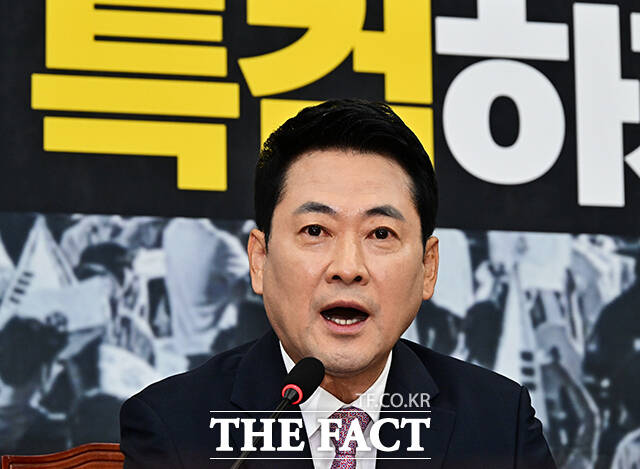 장동혁 국민의힘 대표가 당내 거취 압박과 공세에 맞서 다시 한번 '당심'을 방패막이로 내세웠다. 사진은 장 대표가 25일 오전 서울 여의도 국회에서 열린 최고위원회의에 참석해 모두발언을 하고 있는 모습. /배정한 기자