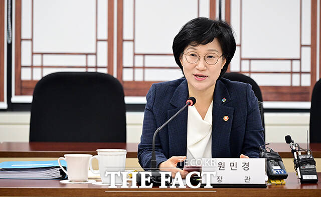 원민경 성평등가족부 장관이 25일 오전 서울 종로구 정부서울청사에서 열린 양성평등 제1전문위원회 전체회의에 참석해 모두발언을 하고 있다. /임영무 기자