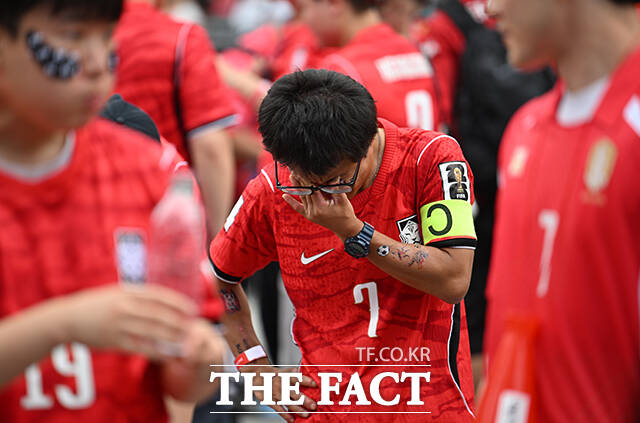 2026 FIFA 북중미 월드컵 조별리그 A조 대한민국과 남아공과의 최종전이 25일 오전 열린 가운데 서울 종로구 광화문광장을 찾은 시민들이 대표팀의 충격패에 탄식하고 있다. /박헌우 기자
