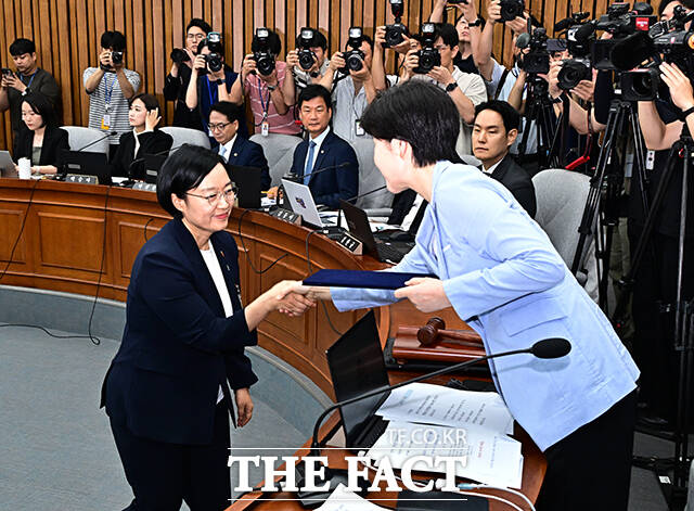 한성숙 국무총리 후보자가 25일 오전 서울 여의도 국회에서 열린 인사청문회에 출석해 모두발언을 하고 있다. /국회=배정한 기자
