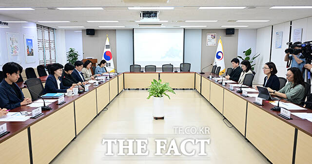 원민경 성평등가족부 장관이 25일 오전 서울 종로구 정부서울청사에서 열린 양성평등 제1전문위원회 전체회의에 참석해 모두발언을 하고 있다. /임영무 기자