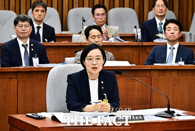 한 후보자의 양평 전원주택 농지법 위반 의혹도 집중 추궁됐다. 사진은 한 후보자가 이날 오후 서울 여의도 국회에서 열린 인사청문회에 출석해 질의에 답변하는 모습. /국회=배정한 기자