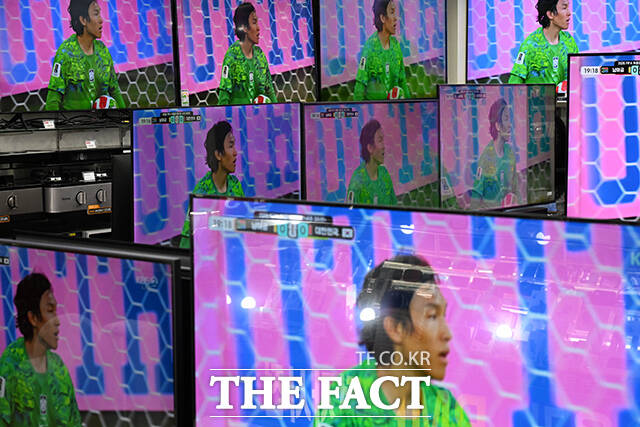 대한민국과 남아프리카 공화국의 2026 국제축구연맹(FIFA) 북중미월드컵 조별리그 A조 3차전이 열린 25일 오전 서울 용산구 용산전자랜드 가전제품매장에 진열된 TV에서 중계 화면이 송출되고 있다. /김성렬 기자
