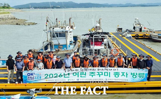 함평군이 연안 해양생태계 어족자원 보전을 위해 최근 손불면 석창항 연안에 주꾸미·갑오징어 종자 15만 마리를 방류했다. /함평군