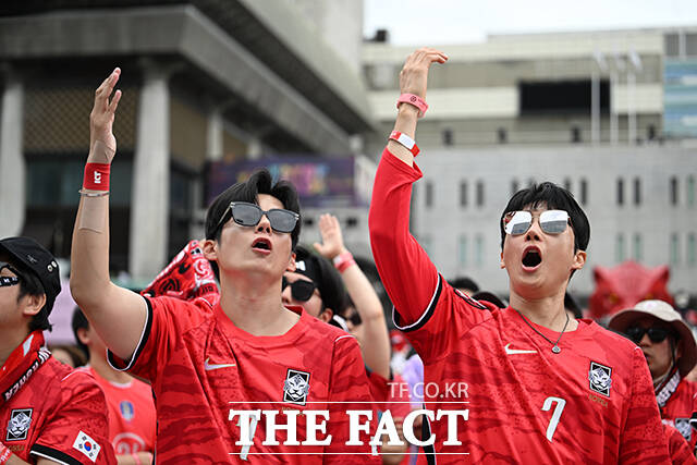 2026 FIFA 북중미 월드컵 조별리그 A조 대한민국과 남아공과의 최종전이 25일 오전 열린 가운데 서울 종로구 광화문광장을 찾은 시민들이 대표팀의 승리를 기원하며 거리응원을 펼치고 있다. /박헌우 기자