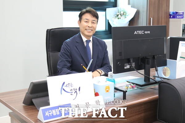 전문학 대전시 서구청장 당선인이 인수위원회 사무실에서 집무를 보고 있다. /정예준 기자