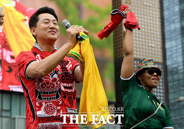 오세훈 서울시장(왼쪽)이 대한민국과 남아프리카 공화국의 2026 국제축구연맹(FIFA) 북중미월드컵 조별리그 A조 3차전 경기가 열린 25일 오전 서울 종로구 광화문광장을 찾아 음쿠쿠 주한남아프리카 공화국 대사와 유니폼을 교환한 뒤 응원을 하고 있다. /박상민 기자