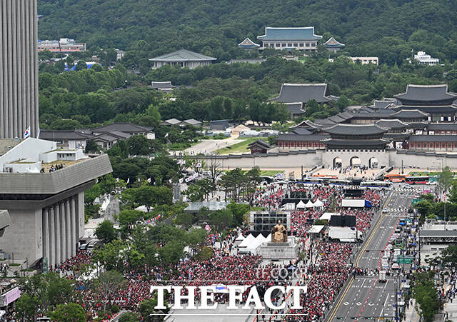 2026 FIFA 북중미 월드컵 조별리그 A조 대한민국과 남아공과의 최종전이 25일 오전 열린 가운데 서울 종로구 광화문광장을 찾은 시민들이 대표팀의 승리를 기원하며 거리응원을 펼치고 있다. /박헌우 기자