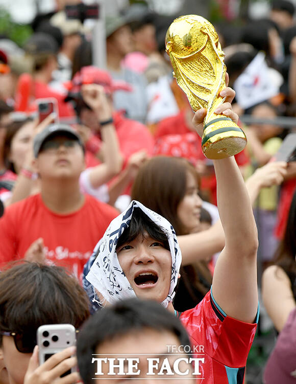 대한민국과 남아프리카 공화국의 2026 국제축구연맹(FIFA) 북중미월드컵 조별리그 A조 3차전이 열린 25일 오전 서울 종로구 광화문광장에서 시민들이 응원을 펼치고 있다. /박상민 기자