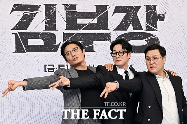 배우 최대훈과 소지섭, 윤경호(왼쪽부터)가 25일 오후 서울 양천구 목동 SBS에서 열린 SBS 새 금토드라마 ‘김부장’ 제작발표회에 참석해 포즈를 취하고 있다. /서예원 기자