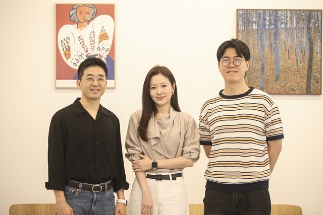 최평순 이미솔 박진우 PD(왼쪽부터)가 25일 오전 서울 종로구 한 카페에서 진행된 EBS 창사특집 시사교양 프로그램 '최후의 인류' 합동 인터뷰에 참석해 다양한 이야기를 나눴다. /EBS