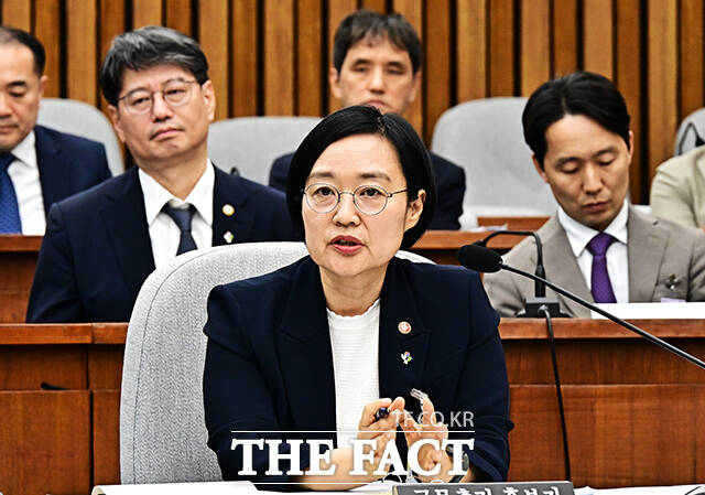 한성숙 국무총리 후보자가 25일 오후 서울 여의도 국회에서 열린 인사청문회에 출석해 질의에 답변을 하고 있다. /국회=배정한 기자