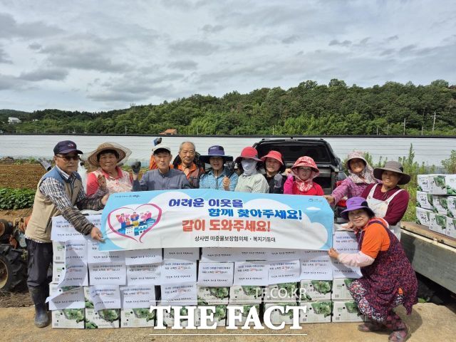 순천시 상사면 마중물보장협의체가 운영하는 '나눔 텃밭'에서 수확한 햇감자 100박스를 지역 내 26개 경로당과 취약계층 가정에 전달했다. /순천시