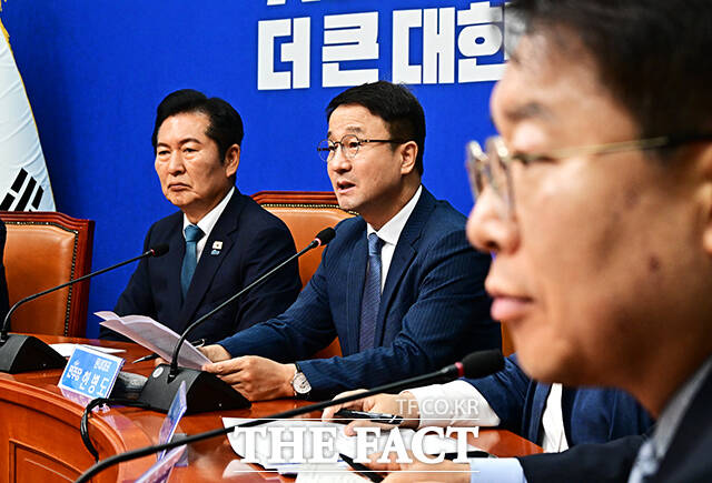 더불어민주당이 국민의힘의 상임위원 명단 미제출을 비판하며 국회의장에게 국회법에 따른 상임위원회의 즉시 배정을 촉구했다. 사진은 한병도 민주당 원내대표. /배정한 기자
