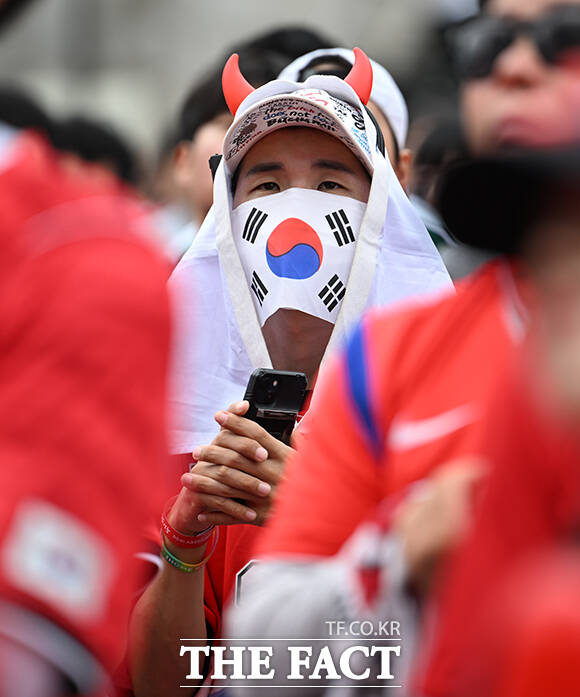 2026 FIFA 북중미 월드컵 조별리그 A조 대한민국과 남아공과의 최종전이 25일 오전 열린 가운데 서울 종로구 광화문광장을 찾은 시민들이 대표팀의 충격패에 탄식하고 있다. /박헌우 기자