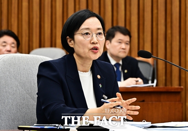 한성숙 국무총리 후보자는 25일 총리로 취임한다면 12·29 제주항공 여객기 참사 유가족 측을 만나겠다고 밝혔다. 한 후보자는 원인 규명 등 유가족 측의 입장에 대해 잘 알고 있다며 