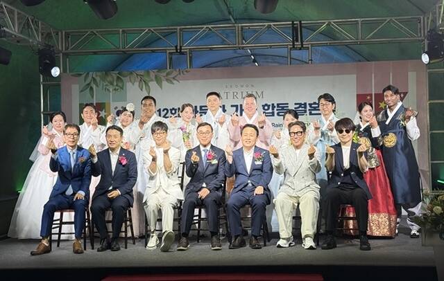 대보그룹이 지난 24일 경기 파주시 서원밸리컨트리클럽 내 '아모르 레인보우 터널'에서 제12회 다문화가정 무료 합동결혼식을 개최했다. /대보그룹