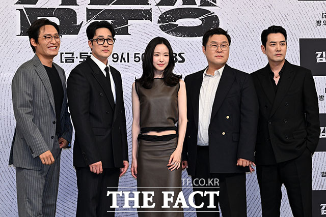 배우 최대훈과 소지섭, 손나은, 윤경호, 주상욱(왼쪽부터)이 25일 오후 서울 양천구 목동 SBS에서 열린 SBS 새 금토드라마 ‘김부장’ 제작발표회에 참석해 포즈를 취하고 있다. /서예원 기자