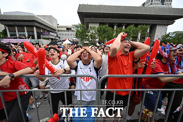 2026 FIFA 북중미 월드컵 조별리그 A조 대한민국과 남아공과의 최종전이 25일 오전 열린 가운데 서울 종로구 광화문광장을 찾은 시민들이 대표팀이 패배하자 아쉬워하고 있다. /박헌우 기자