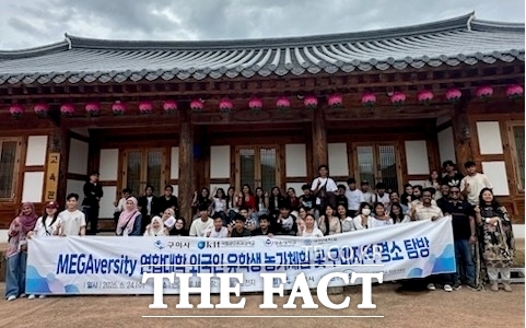 유학생들이 1000년 전 신라에 불교가 처음 전해진 역사와 문화유산 현장을 둘러본 후 기념 촬영을 하고 있다. /구미시