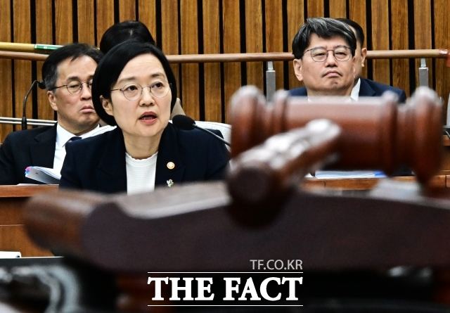 국회 인사청문특별위원회는 25일 서울 여의도 국회 본관에서 한 후보자에 대한 인사청문회를 진행했다. 사진은 한 후보자가 이날 오후 서울 여의도 국회에서 열린 인사청문회에 출석해 질의에 답변하는 모습. /국회=배정한 기자