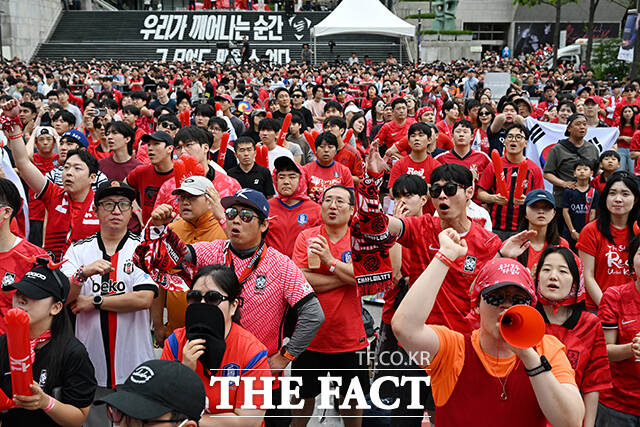 2026 FIFA 북중미 월드컵 조별리그 A조 대한민국과 남아공과의 최종전이 25일 오전 열린 가운데 서울 종로구 광화문광장을 찾은 시민들이 대표팀의 승리를 기원하며 거리응원을 펼치고 있다. /박헌우 기자