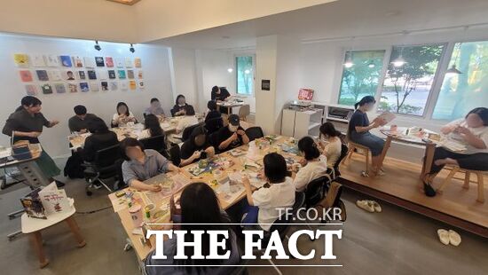 지난 24일 경기 남양주시 별내동 사회적경제 창업지원센터에 새롭게 마련된 청년공간 '청년꿈틀'에서 진행한 팝업북 제작 프로그램에 참여 중인 청년들이 진지하게 강사의 설명을 듣고 있다. /남양주시