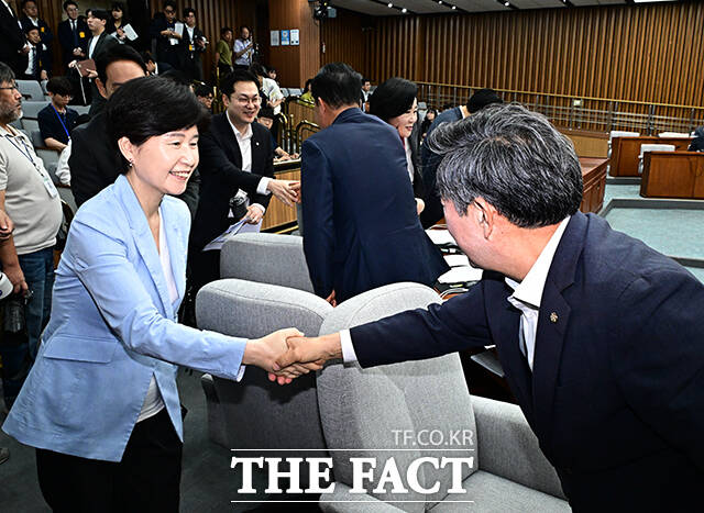 한성숙 국무총리 후보자가 25일 오전 서울 여의도 국회에서 열린 인사청문회에 출석해 모두발언을 하고 있다. /국회=배정한 기자