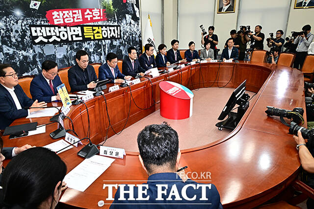 장동혁 국민의힘 대표가 25일 오전 서울 여의도 국회에서 열린 최고위원회의에 참석해 모두발언을 하고 있다. /국회=배정한 기자