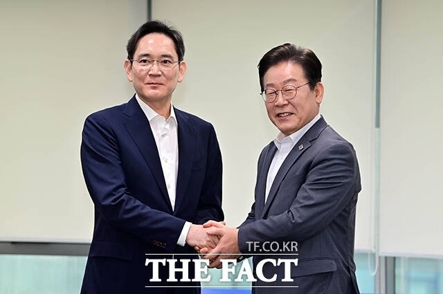 이재용 삼성전자 회장이 지난해 3월 서울 강남구 삼성청년소프트웨어아카데미 멀티캠퍼스에서 열린 '청년 취업 지원을 위한 현장 간담회'에 참석한 이재명 대통령(당시 민주당 대표)과 만나 악수하고 있다. /박헌우 기자