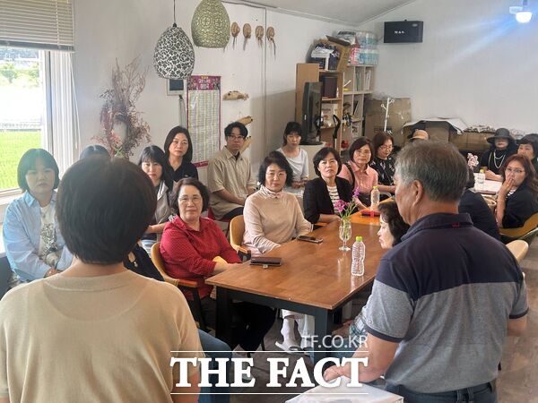 대전시자원봉사센터가 24일 전국 자원봉사센터 관리자 등 관계자 80여 명이 참석한 가운데 정뱅이마을 재난 회복 프로젝트 '물이 지난 자리, 남은 이야기'를 운영했다. /대전시자원봉사센터