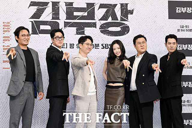배우 최대훈과 소지섭, 이승영 감독, 배우 손나은, 윤경호, 주상욱(왼쪽부터)이 25일 오후 서울 양천구 목동 SBS에서 열린 SBS 새 금토드라마 ‘김부장’ 제작발표회에 참석해 포즈를 취하고 있다. /서예원 기자