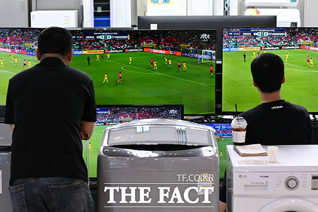 대한민국과 남아프리카 공화국의 2026 국제축구연맹(FIFA) 북중미월드컵 조별리그 A조 3차전이 열린 25일 오전 서울 용산구 용산전자랜드 가전제품매장에 진열된 TV에서 중계 화면이 송출되고 있다. /김성렬 기자