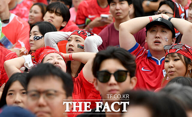 대한민국과 남아프리카 공화국의 2026 국제축구연맹(FIFA) 북중미월드컵 조별리그 A조 3차전 열린 25일 오전 서울 종로구 광화문광장의 시민들이 실점에 아쉬운 표정을 짓고 있다. /박상민 기자