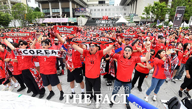 대한민국과 남아프리카 공화국의 2026 국제축구연맹(FIFA) 북중미월드컵 조별리그 A조 3차전이 열린 25일 오전 서울 종로구 광화문광장에서 시민들이 응원을 펼치고 있다. /박상민 기자
