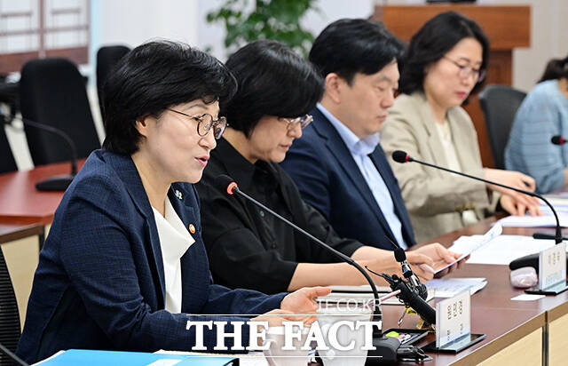 원민경 성평등가족부 장관이 25일 오전 서울 종로구 정부서울청사에서 열린 양성평등 제1전문위원회 전체회의에 참석해 모두발언을 하고 있다. /임영무 기자