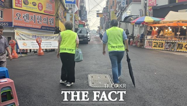 지난 4일 성남의료복지사회적협동조합의 김영희 케어매니저와 조정옥 사무처장이 경기 성남시 태평동 일대에서 간식 서비스를 하고 있다. /조성은 기자
