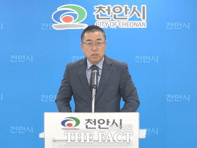 이종담 천안시의회 의원이 25일 천안시청 브리핑실에서 강제추행 혐의 항소심 무죄 판결과 관련한 입장을 밝히고 있다. /정효기 기자