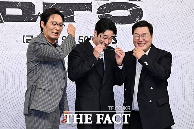 김부장 야~호 포즈에 진땀 흘리는 소지섭(가운데).