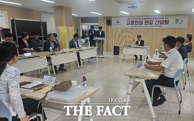 광명시와 국민권익위가 25일 오후 안서초등학교 어울림실에서 안서초 통학로 안전 확보 방안 마련을 위한 간담회를 진행하고 있다. /광명시