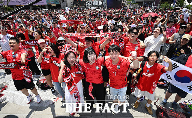대한민국 축구대표팀의 2026 국제축구연맹(FIFA) 북중미 월드컵 32강 진출 여부가 결정되는 조별리그 최종전을 앞둔 25일 서울 광화문은 시민들의 함성으로 가득 찼다. 거리에 운집한 시민들은 