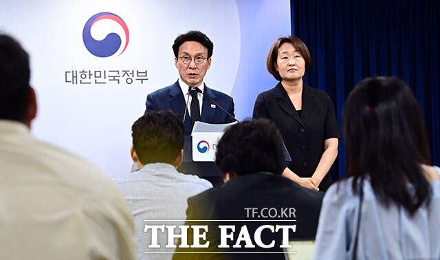 김민석 국무총리가 25일 오후 서울 종로구 정부서울청사에서 검찰 개혁과 관련한 현안을 브리핑 하고 있다. /임영무 기자