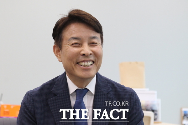 전문학 대전시 서구청장 당선인이 24일 인수위원회 사무실에서 <더팩트>와 인터뷰를 진행하고 있다. /정예준 기자